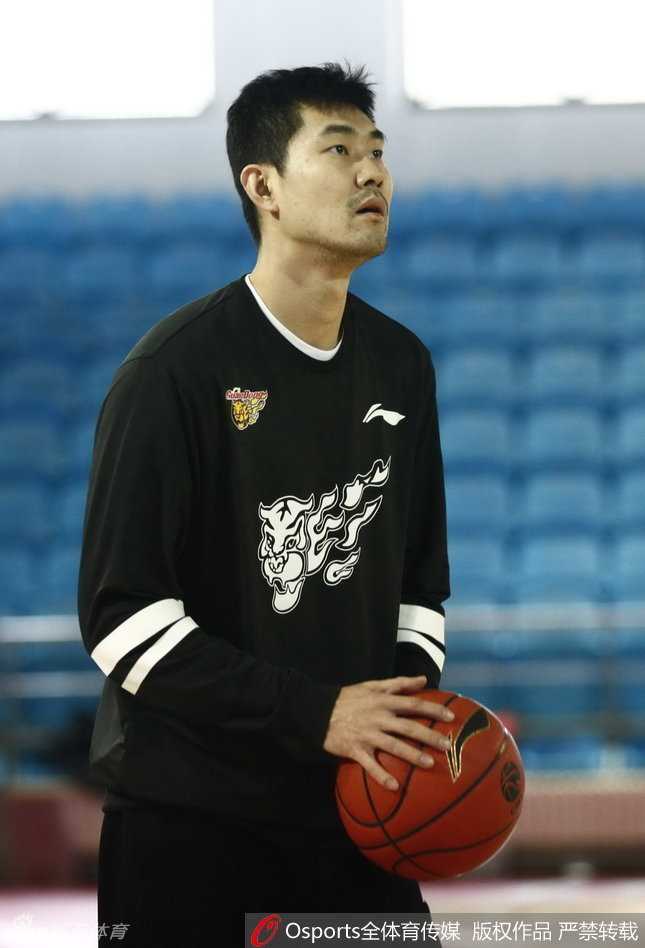 朱芳雨在熟悉的位置干拔跳投，皮球应声落网，动作潇洒写意