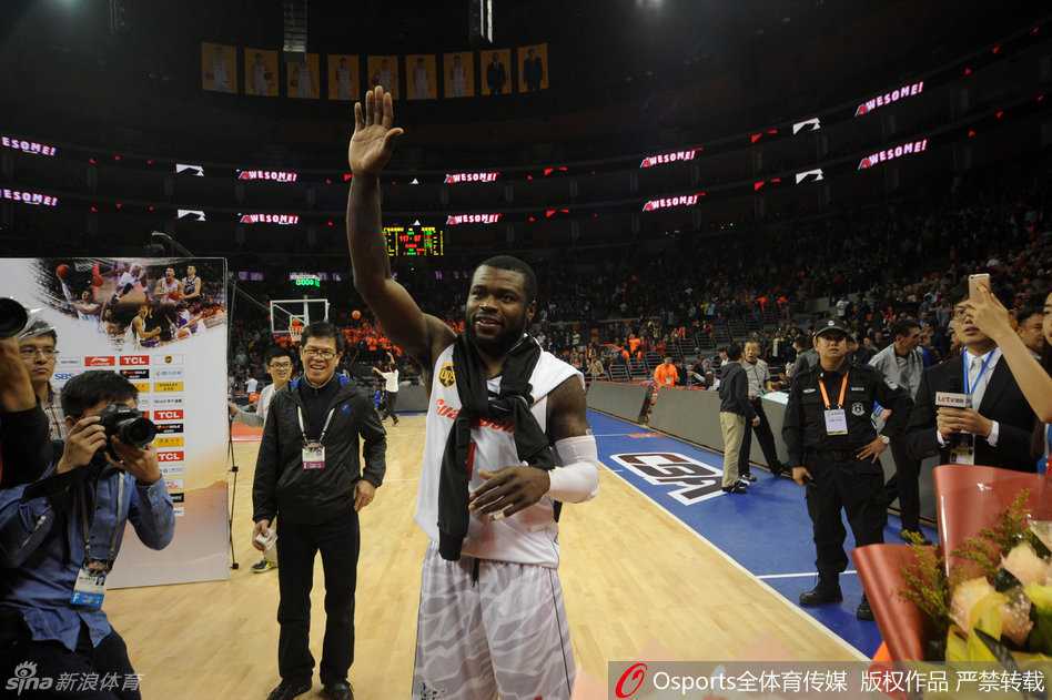 庆生现场温馨一幕，拜纳姆的家人也来到场上与他合影留念，在亲人面前，这位球场悍将露出了柔情的一面，手捧蛋糕与家人共同铭记这美好时刻。