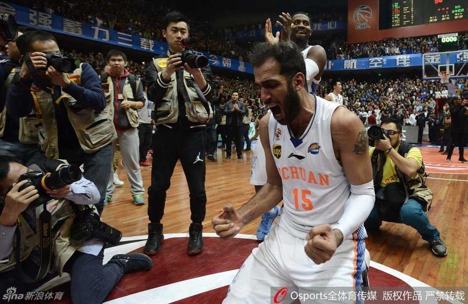 哈里斯紧握双拳放声欢呼，眼神中流露出惊喜与坚定，与队友们沉浸在夺冠的巨大喜悦中。