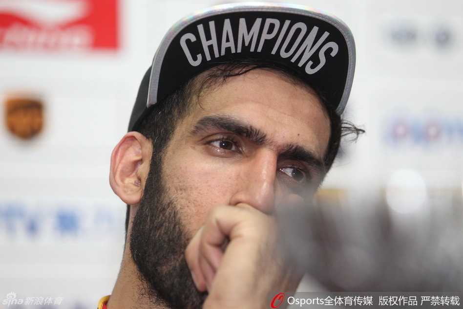 主教练杨学增在场边振臂高呼，与球员们开心庆祝每一个得分，他的激情感染着场上每一个人。