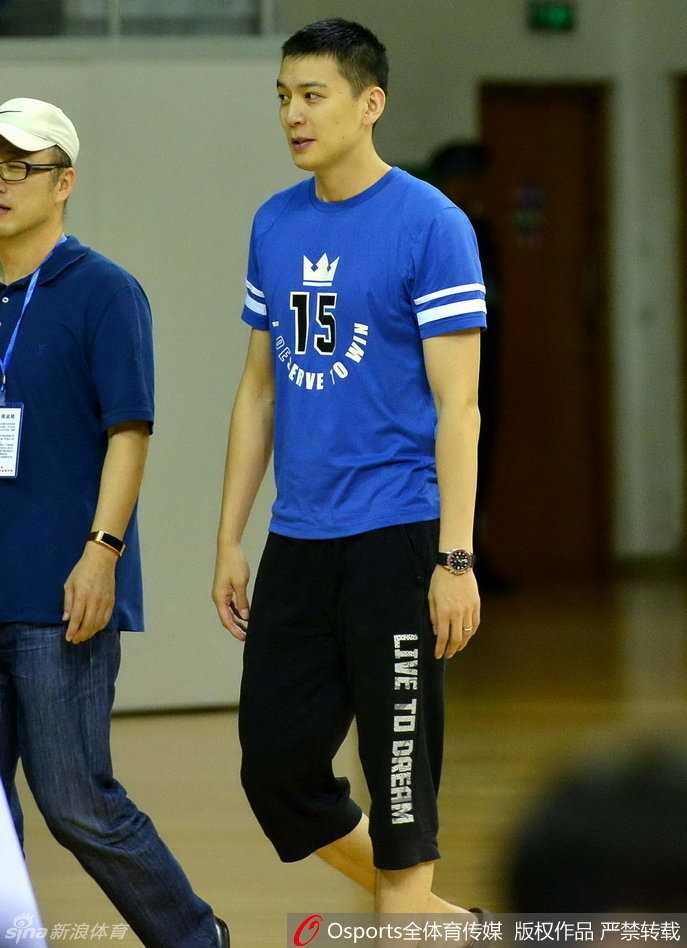 杨鸣在人群中缓缓穿行，目光专注地寻找着自己的座位，举手投足间尽显从容风度。