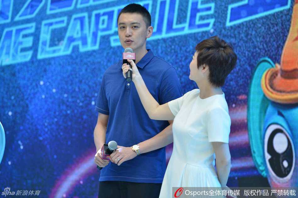 人潮人海中，杨鸣被上百名粉丝团团围住，寸步难行，仿佛上演现实版跑男。他伸手试图维持秩序，却挡不住粉丝的热情似火。