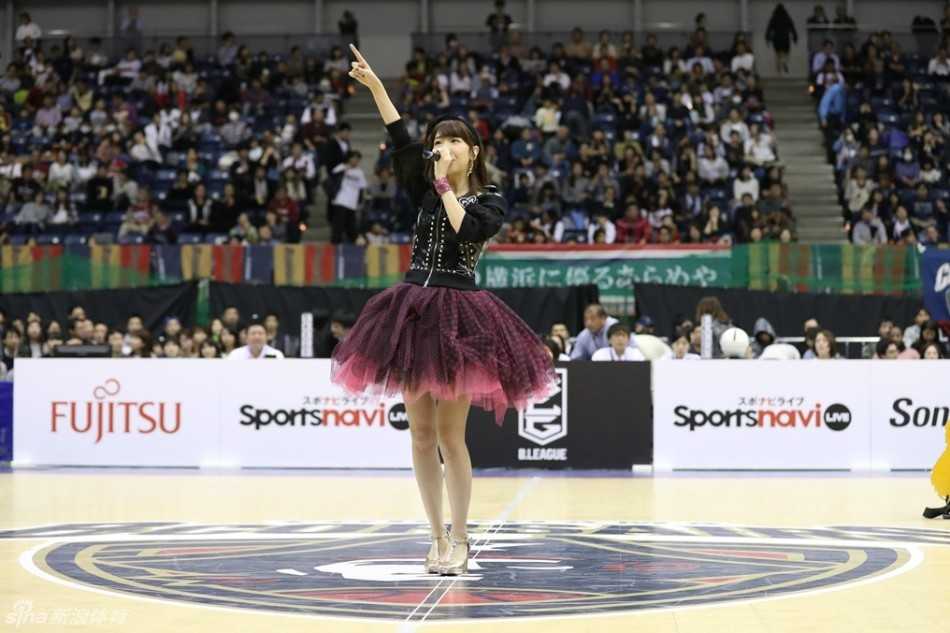 舞台上的柏木由纪身着性感黑色主题迷你裙，随着舞姿摆动，惹火身材一览无遗，嗨爆篮球赛中场