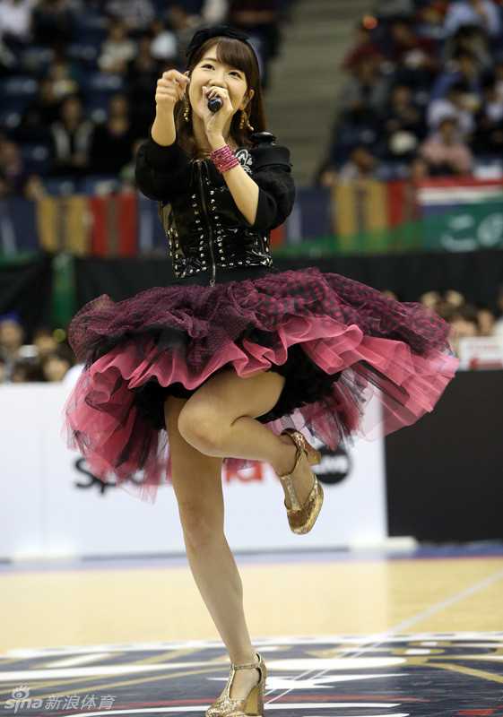 海边写真中，柏木由纪的纯白色性感比基尼已成经典，水下身影若隐若现，演绎极致勾魂诱惑