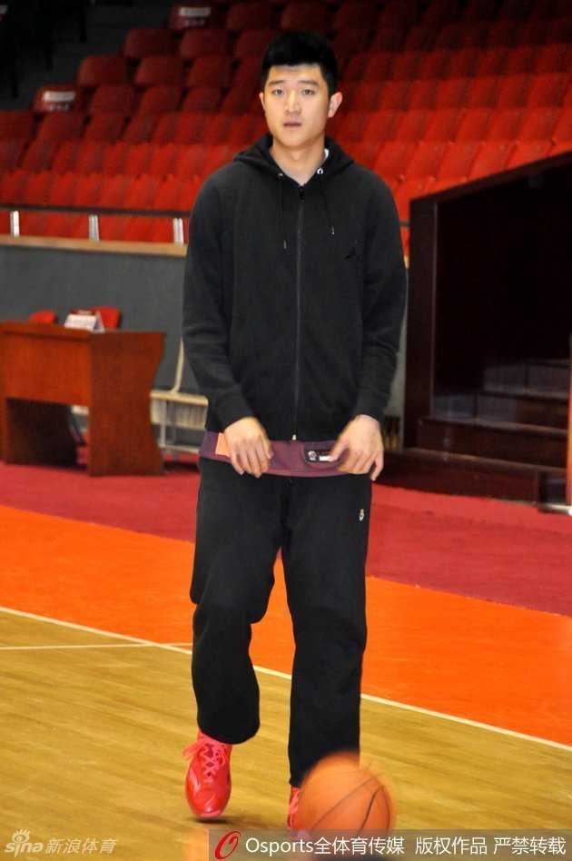 丁彦雨航在体能恢复训练中展示扎实的基本功，只见他压低重心连续胯下运球走两步，节奏感十足，仿佛在告诉世人他的球感依旧火热。