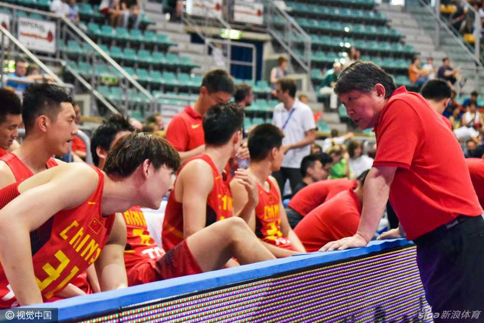 宫鲁鸣指导趁着比赛间隙，双手比划着战术手势，神情专注地向场上队员面授机宜，眼神中透露出严厉与期待。