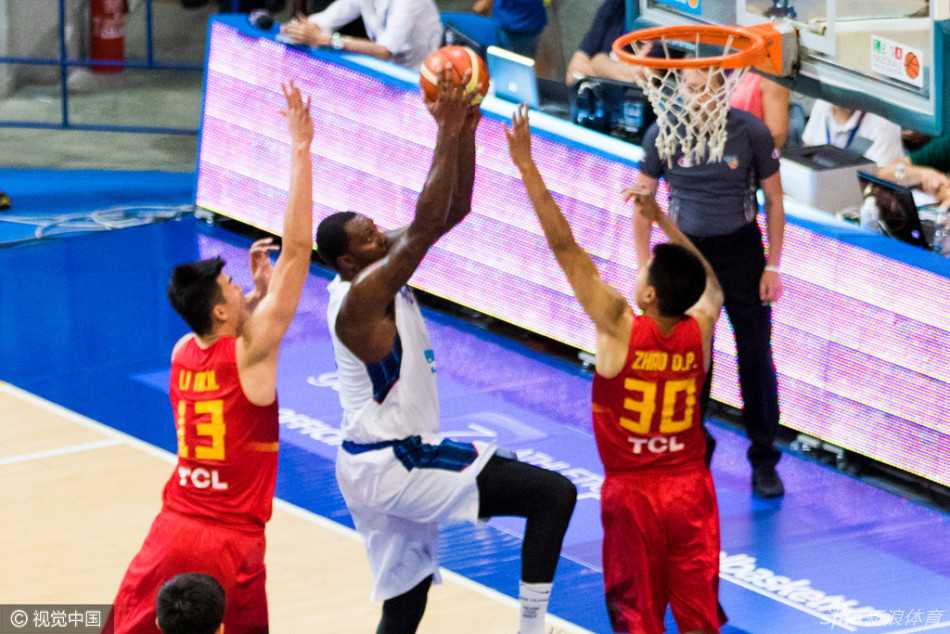 布莱切双手大力灌框，身体在空中形成一张满弓，仿佛要将篮筐撕裂，巨大的冲击力让防守者只能望球兴叹。