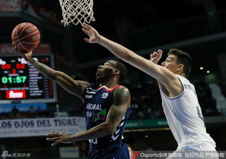 尽管面对高大的防守者，亚当斯依然在空中巧妙拉杆，以一种不可思议的角度将球送入篮筐，终结能力尽显。