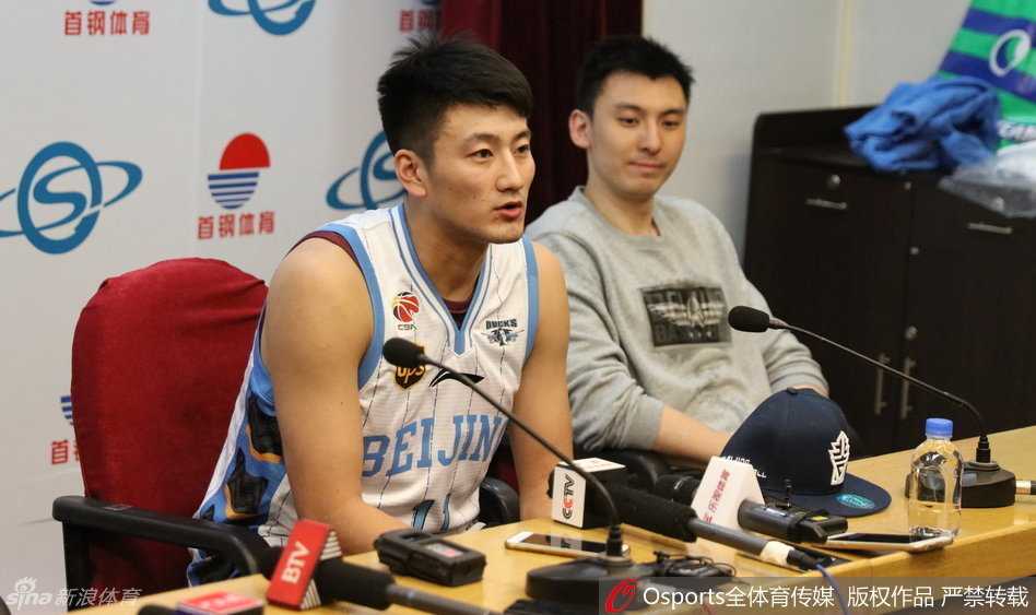 发布会现场，将帅一堂，主帅闵鹿蕾、新援段江鹏与队长吉喆并肩而立，三人的笑容交织在一起，构成了新赛季首钢队团结一心的画面。