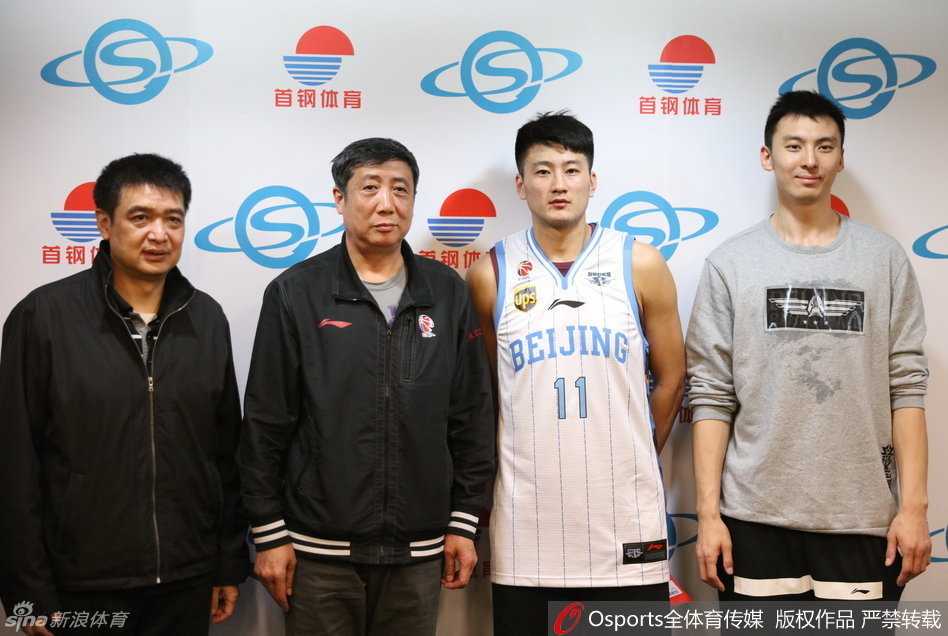 在签约仪式上，俱乐部总经理袁超与段江鹏的手紧紧握在一起，两人面带微笑，这张握手照象征着合作的开始和彼此的信任。