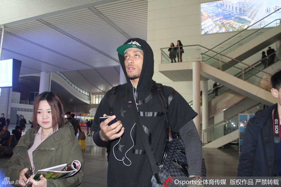 带着山东球迷满满的祝福与不舍，比斯利即将踏上返回美国的班机，临行前他与随行人员边走边聊，准备登上高铁，告别这片奋斗了一年的土地。