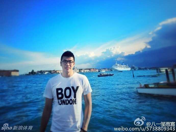 湛蓝天空下，中国男篮内线邹雨宸在威尼斯的古老街角露出大男孩般的灿烂笑容，伤势好转让他心情格外放松。