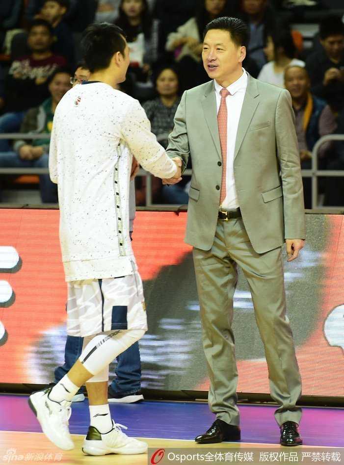 賽前的熱身時光，李春江與杜鋒在場邊寒暄，兩人神情放鬆，昔日的師徒如今雖各為其主，但眼神交流中依然流淌著無需言語的默契與關懷。