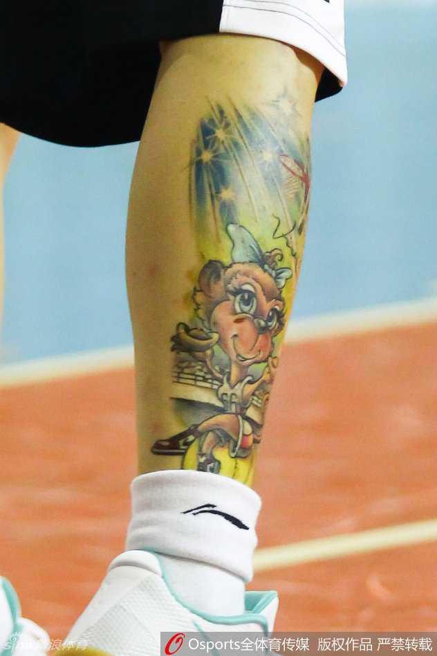 在对抗训练中，一名同曦队员高高跃起，舒展的上篮动作充满力量感，他正试图突破防守，将球稳稳送入篮筐。