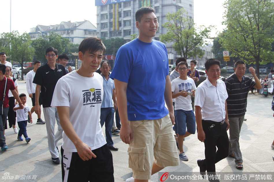 唐正东在球迷见面会上露出难得一见的顽皮笑容，对着镜头搞怪比赞，展现出赛场外憨厚可爱的一面。