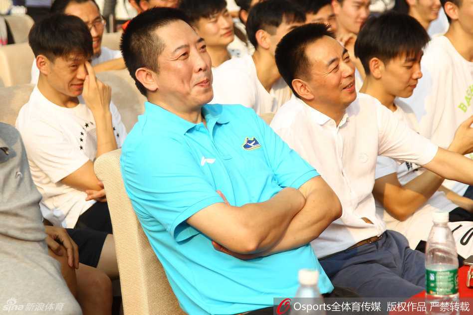 见面会启动仪式上，胡卫东与唐正东等江苏众将共同把手放在启动装置上，象征着同曦男篮新赛季的征程正式开启。