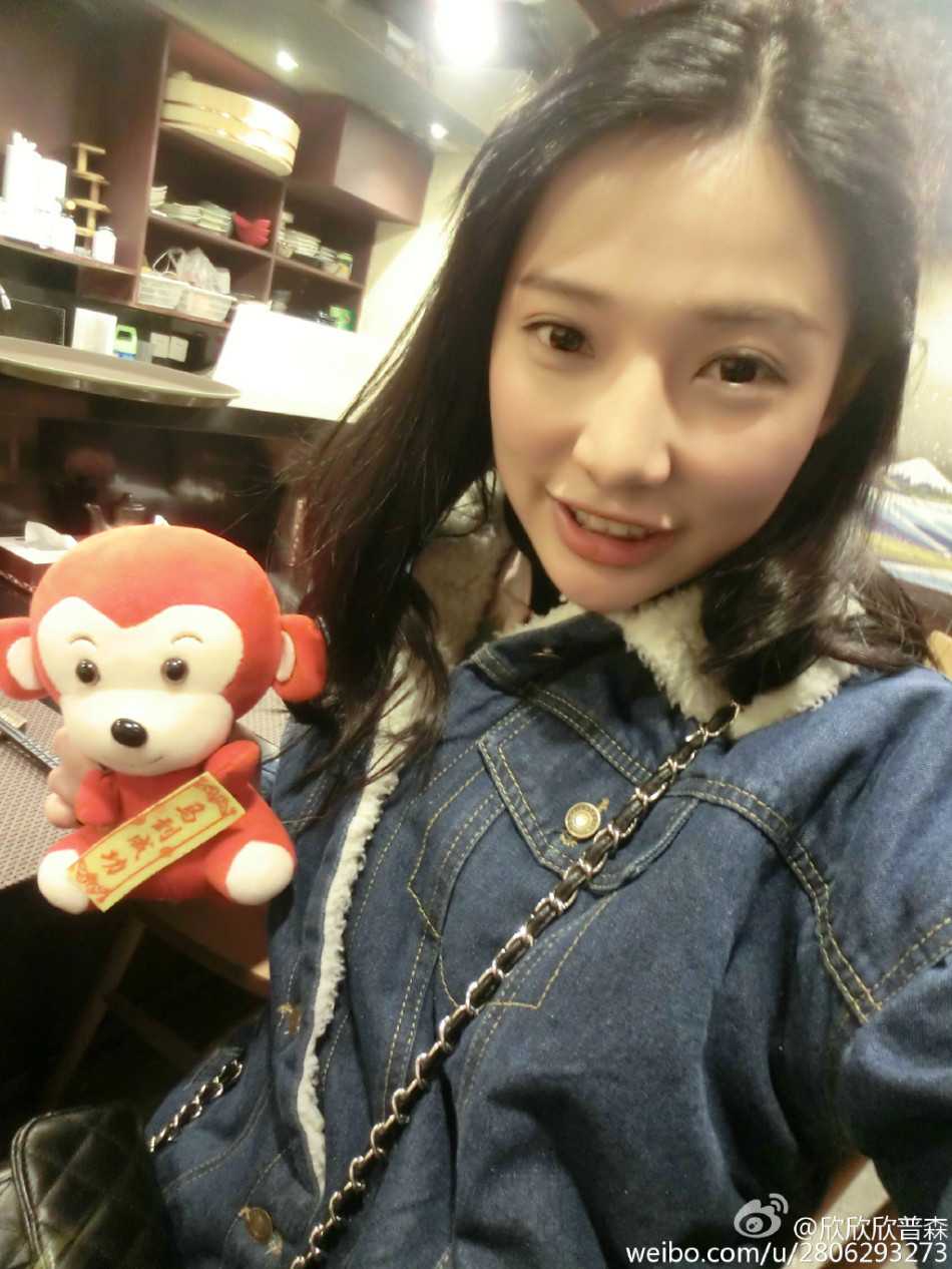 近距离特写镜头下，美女DJ的侧脸线条精致，她正微微低头查看曲目，耳机的线条勾勒出她作为专业音乐人的独特魅力。