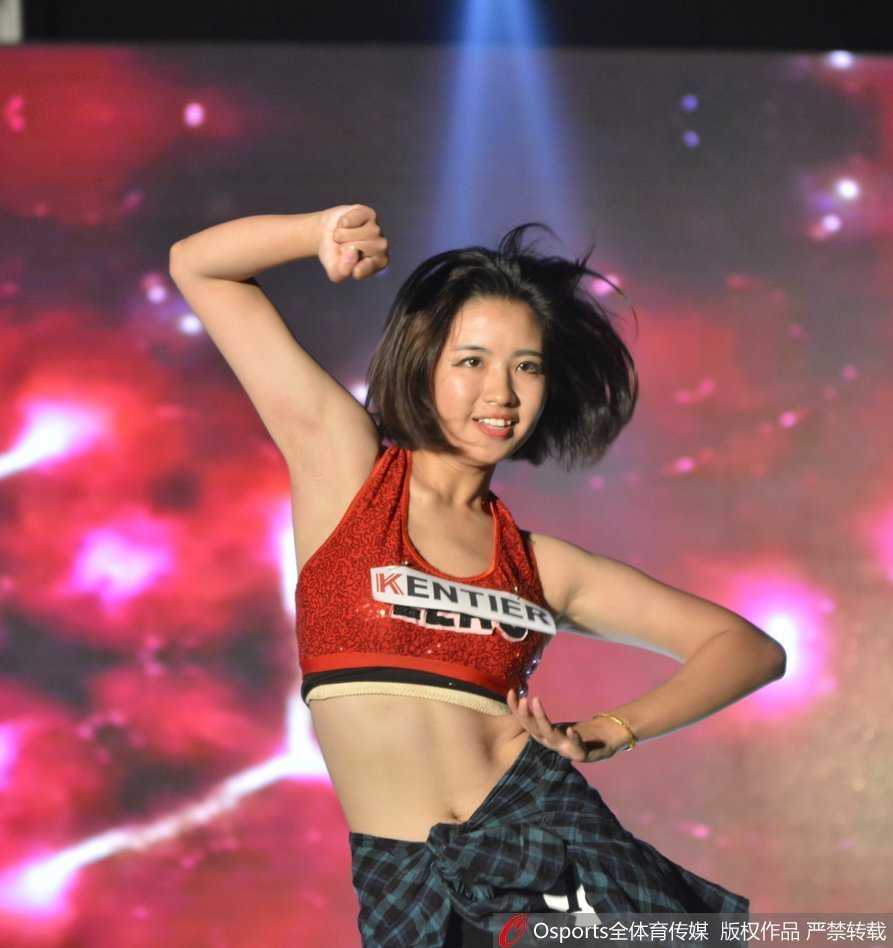 台下的评委们神情专注，他们从舞蹈技巧、舞台表现力等多方面对选手进行综合考评。这一刻，梦想与汗水交织，谁能最终摘得桂冠即将揭晓。