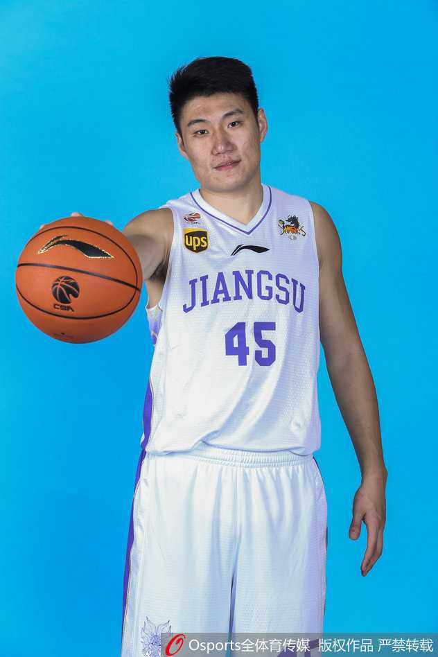 训练间隙的搞笑一幕，两名队员在场边搞怪地给队友捶腿，顽皮的表情和夸张的动作让紧张的备战氛围瞬间变得轻松活泼。