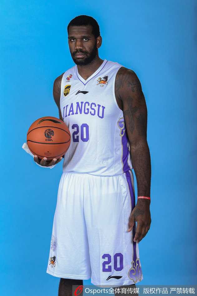 球队绝对核心易立与刘亚晖，身穿全新肯帝亚战袍，目光如炬地望向镜头，新赛季的战袍在灯光下闪耀着属于江苏篮球的新希望。