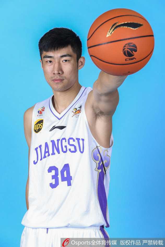 全体成员在体育馆内的大合影，大家身着统一的训练服，气氛严肃而充满斗志，这一刻的凝聚预示着江苏篮球在新时代的重新起航。