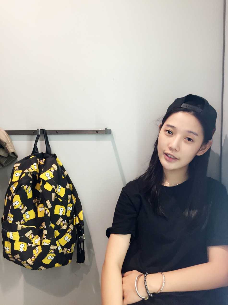 宝贝妩媚自拍视角，捕捉日常训练间隙的轻松一刻，素颜之下五官依然精致，别有一番风韵。