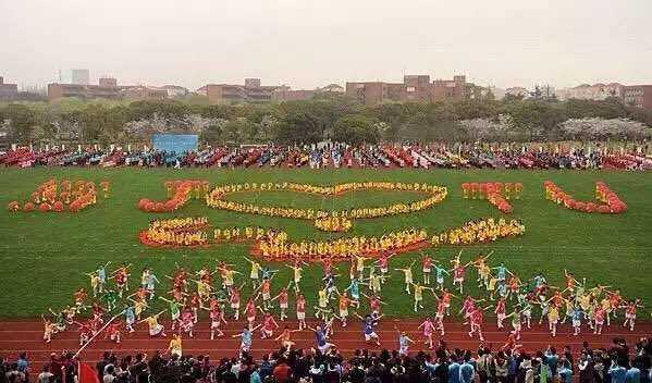 刘炜身穿简约的白色T恤，在全场师生的注视下庄重地擎旗前行，这一刻校园偶像的魅力感染了无数人。