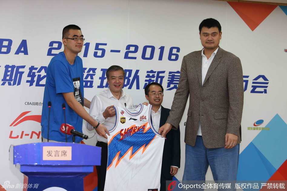 身披上海男篮新赛季战袍的刘晓宇在发布会现场接受媒体采访，面对话筒与镜头，他神情专注而坚定，这位曾经的广东宏远国手将在上海开启职业生涯的新篇章。