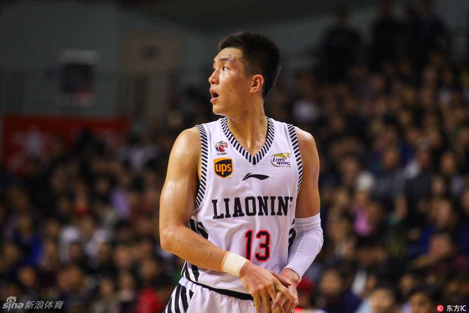 亚布塞莱迎着防守双手挂框暴扣，这记势大力沉的灌篮吹响了上海男篮全场反击的号角