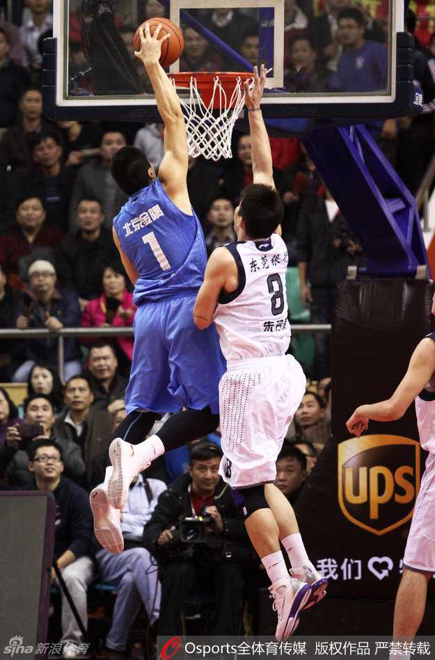 全明星赛上的李根完成一记势大力沉的战斧劈扣，身体在空中完全舒展，仿佛悬挂在半空