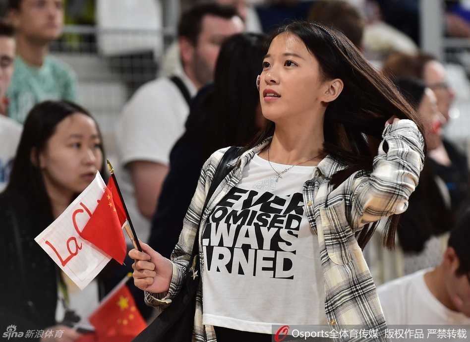 比赛暂停期间，中国女篮的核心老将陈楠在场上喘息的瞬间，眼神坚毅地望向前方。这位已经退役又为奥运落选赛火线复出的妈妈级球员，汗水浸透了球衣，成为了球队最可靠的定海神针。