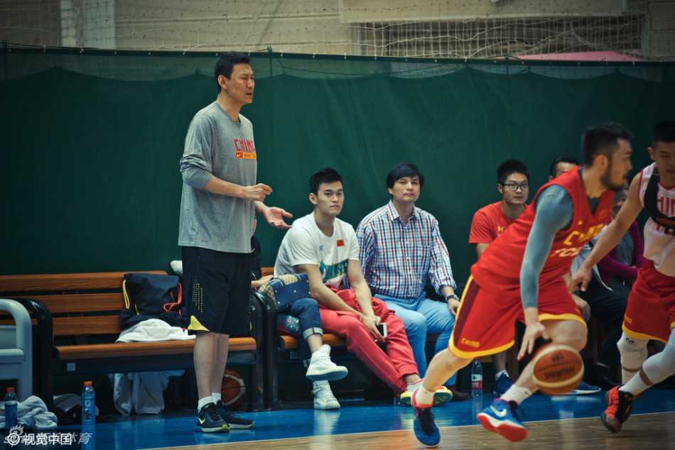 不知是否在脑海中模拟了战术配合，孙杨的眼神突然变得专注而坚定，仿佛这一刻他不是泳池里的飞鱼，而是球场上的指挥官。