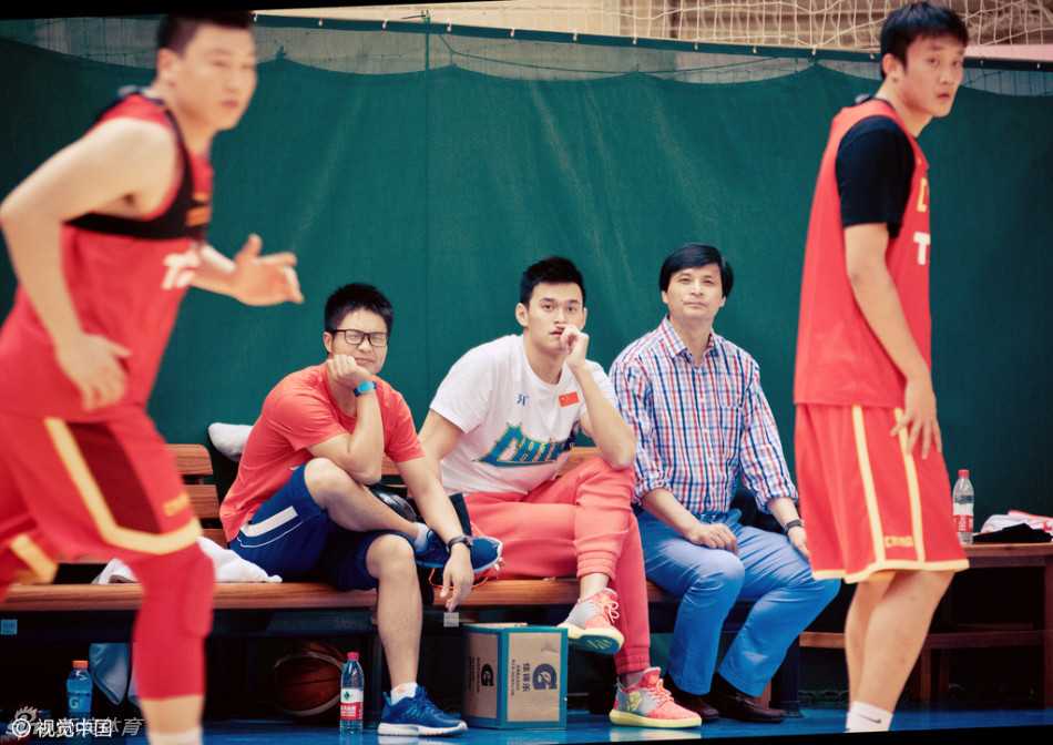 孙杨身着潮装现身训练馆，与父亲并肩坐在场边，目光专注地观看男篮队员训练，神情中透露出对这片场地的浓厚兴趣。