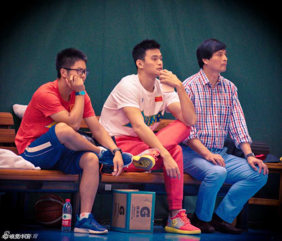 孙杨看得入迷，眼神放空又凝聚，仿佛灵魂已经飞到了球场中央，正在构想自己如果持球进攻会是怎样一番景象。