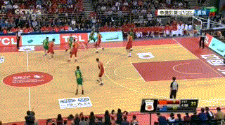 中国队后场发球配合出现致命失误，被对手抢断后轻松反击上篮，瞬间付出了代价。