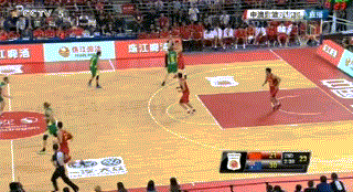 丁彦雨航底角接球就投，姿势标准美如画，三分箭穿心，为中国队的外线火力再添猛药。