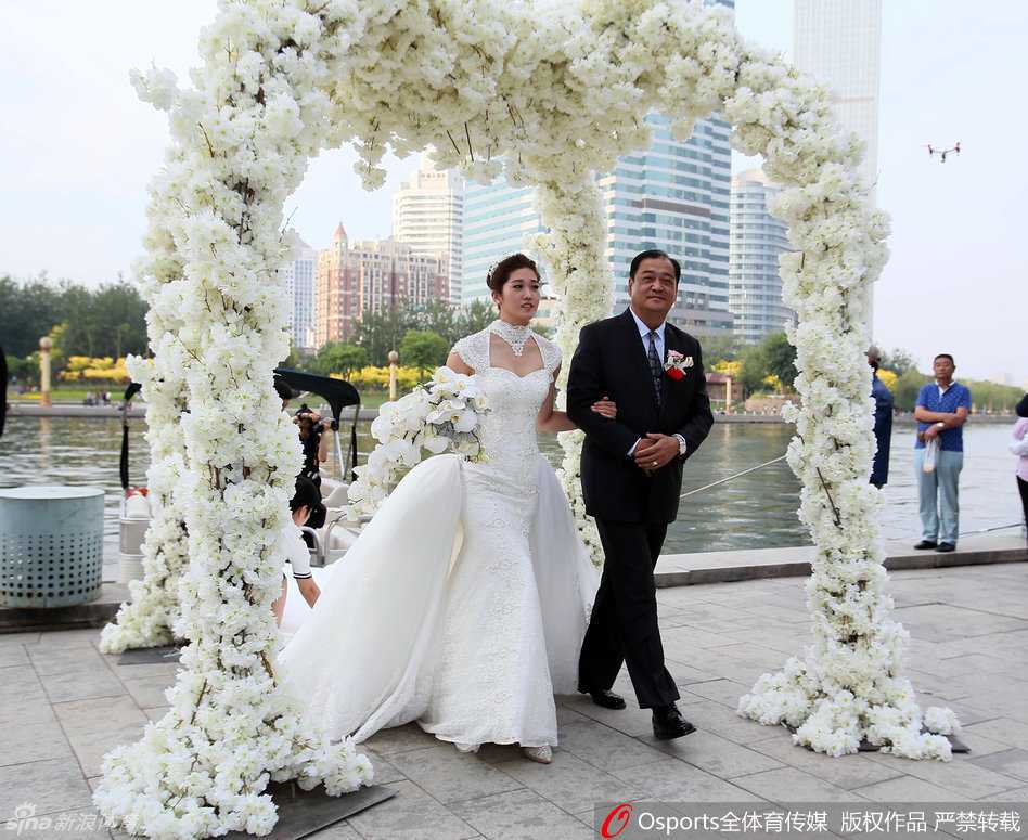 父亲将女儿李莹的手郑重地交到新郎徐磊手中，这一刻的传承与托付，饱含着深沉的父爱与无限的祝福。