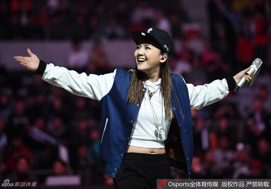 全明星赛场上，啦啦队完成一段劲舞后与队友击掌相庆，她们虽然气喘吁吁但脸上洋溢着开心的笑容，展现出团队的活力与默契