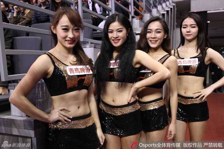 歌手陈梓童以一身动感造型亮相CBA全明星赛开幕式，全情投入地演唱加油曲《One more》，创意十足的舞台表现力瞬间点燃全场