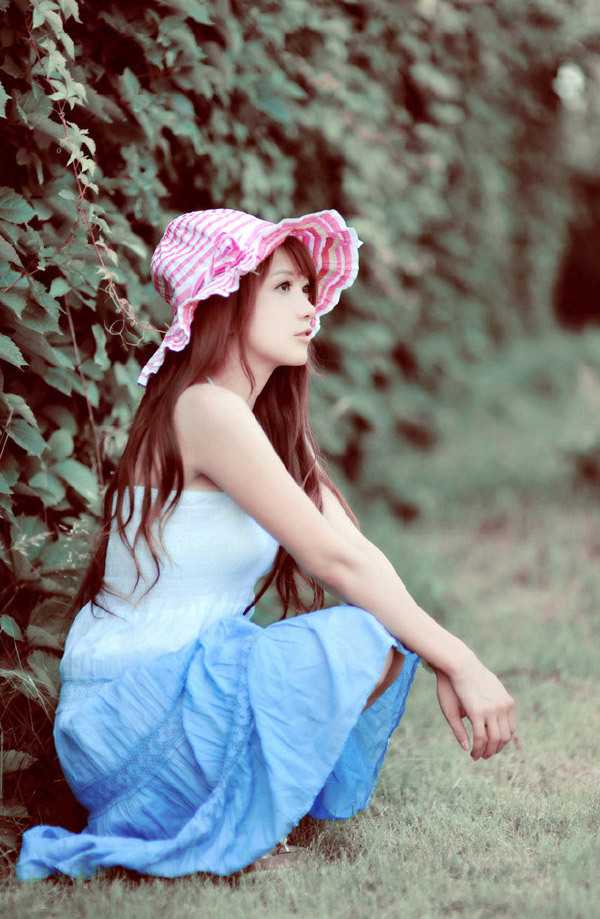 她慵懒地靠在墙边，手指轻轻拨弄着篮球，仿佛下一秒就要模仿起流川枫练习后的疲惫与从容