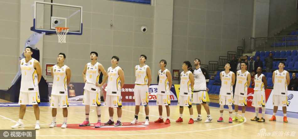 顾全在三分线外压低重心，如同猎豹般冷静地运球观察，眼神犀利地寻找着撕裂新疆队防线的良机