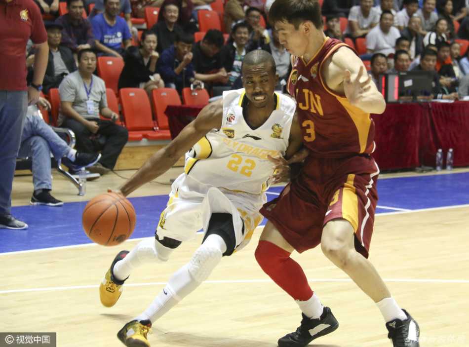 帕戈犹如一道黑色的闪电，运球重心压得极低，瞬间撕开北控队的防线，风驰电掣般直杀禁区