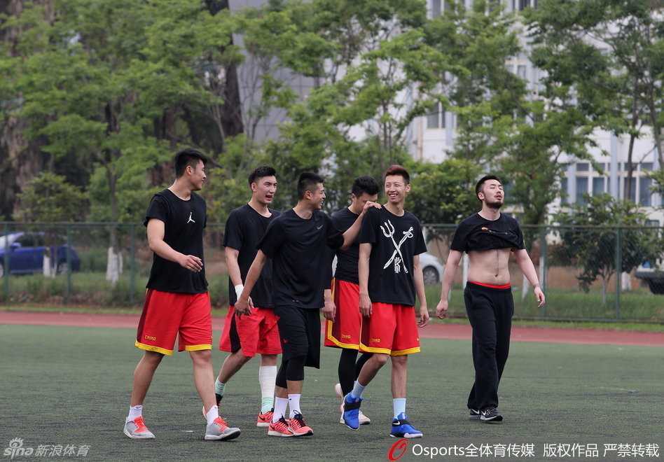 男篮队员在跑圈间歇互相模仿对方的表情和动作，有人嘟起嘴巴模仿金鱼，夸张的神态和动作让整个田径场充满了欢笑声，训练氛围轻松愉悦