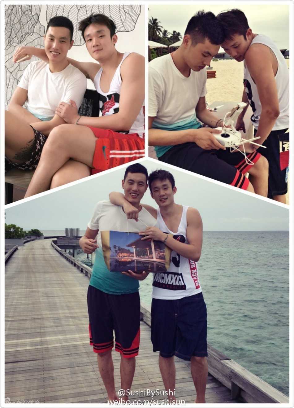 丁彦雨航和翟晓川这对球场好兄弟，正蹲在沙滩上全神贯注地研究着瘪瘪的救生圈，仿佛在研究最精妙的战术配合。