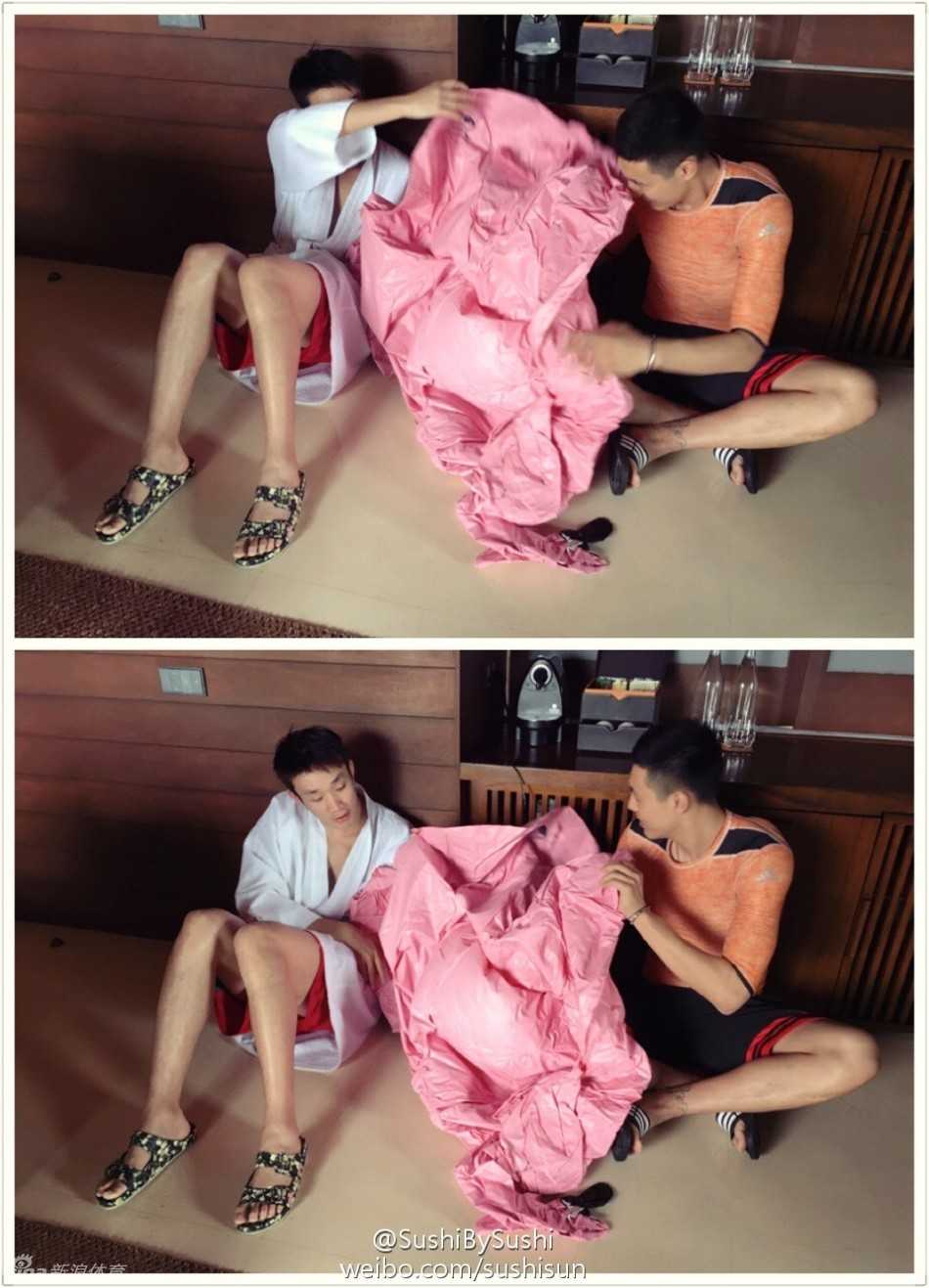 大功告成！丁彦雨航和翟晓川露出孩子般得意的笑容，对着镜头展示他们共同吹起的救生圈，成就感满满。