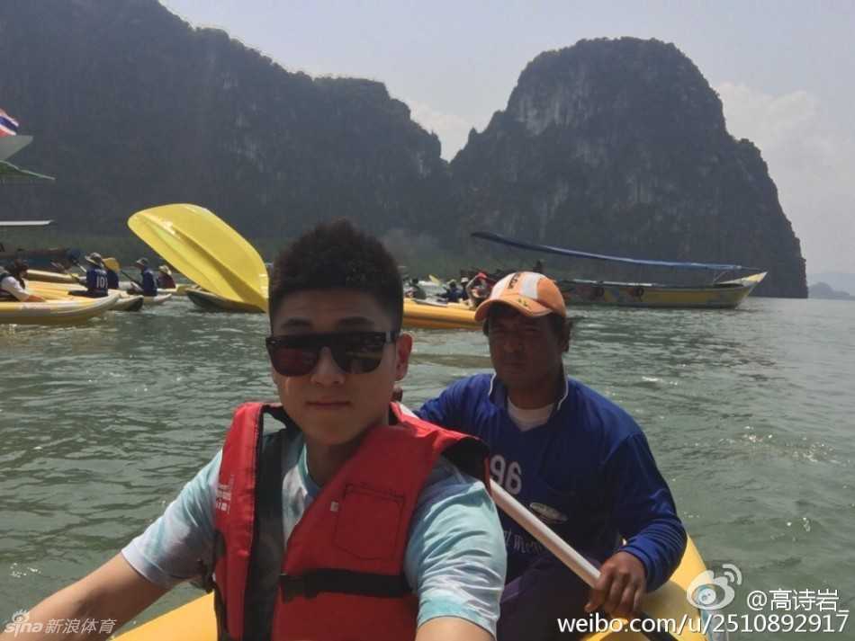 高诗岩举起手机，与身后的家人一起对着镜头自拍，波光粼粼的水面映衬着他们温馨幸福的笑脸