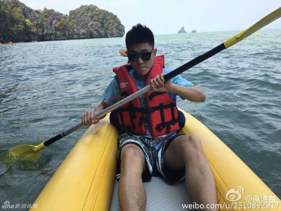 高诗岩独自一人奋力划动划艇，手臂肌肉紧绷，眼神专注地望向前方，在宽阔的水面上展现出运动员的强劲体魄