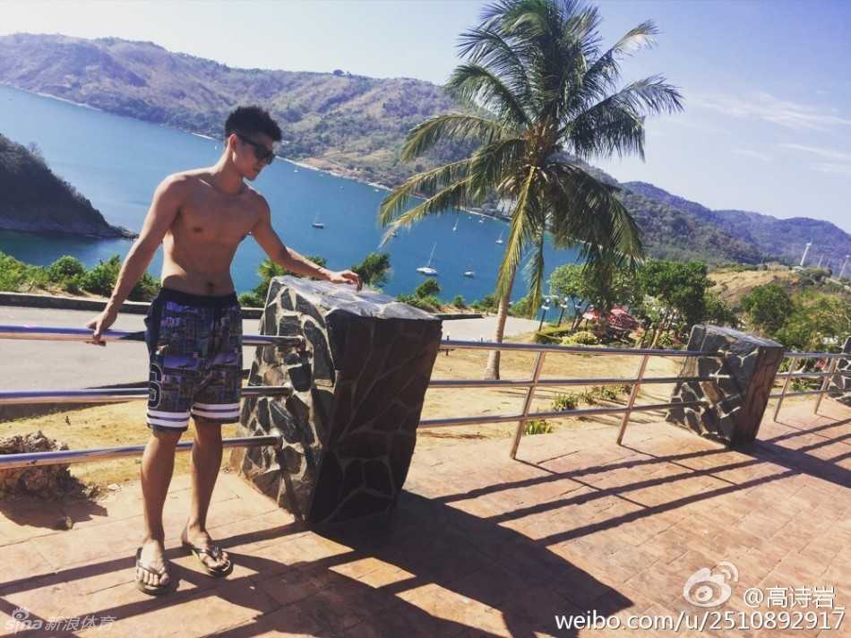 高诗岩在泳池中与家人戏水，他开心地泼水玩耍，展现出赛场之外活泼开朗的一面