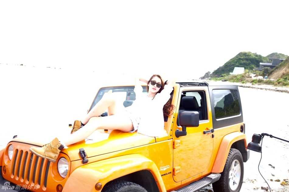 最后一组镜头中，陈露大方地展示着健康的小麦色肌肤，她对着镜头做出俏皮的鬼脸，丝毫不见模特的疏离感，反而流露出一种经过生活历练后，依然保有天真本色的生动与鲜活。