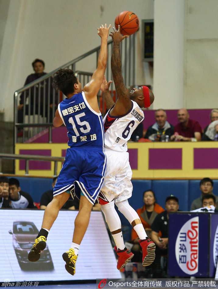 深圳队核心布朗送出精妙传球后，篮球在空中划出一道弧线，成功骗过防守球员，完美诠释了什么叫作声东击西。